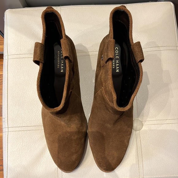 Coke Haan Rayna Suede Wedge Booties GRANDSERIES 7.5 in Earthen Suede - Picture 10 of 15